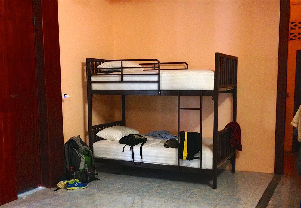 Little Austria Tams Guesthouse Bãi biển Chaweng Ngoại thất bức ảnh