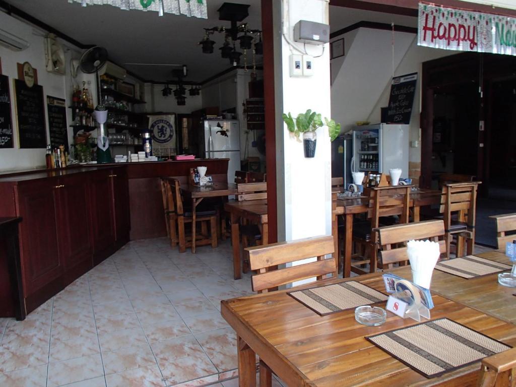 Little Austria Tams Guesthouse Bãi biển Chaweng Ngoại thất bức ảnh