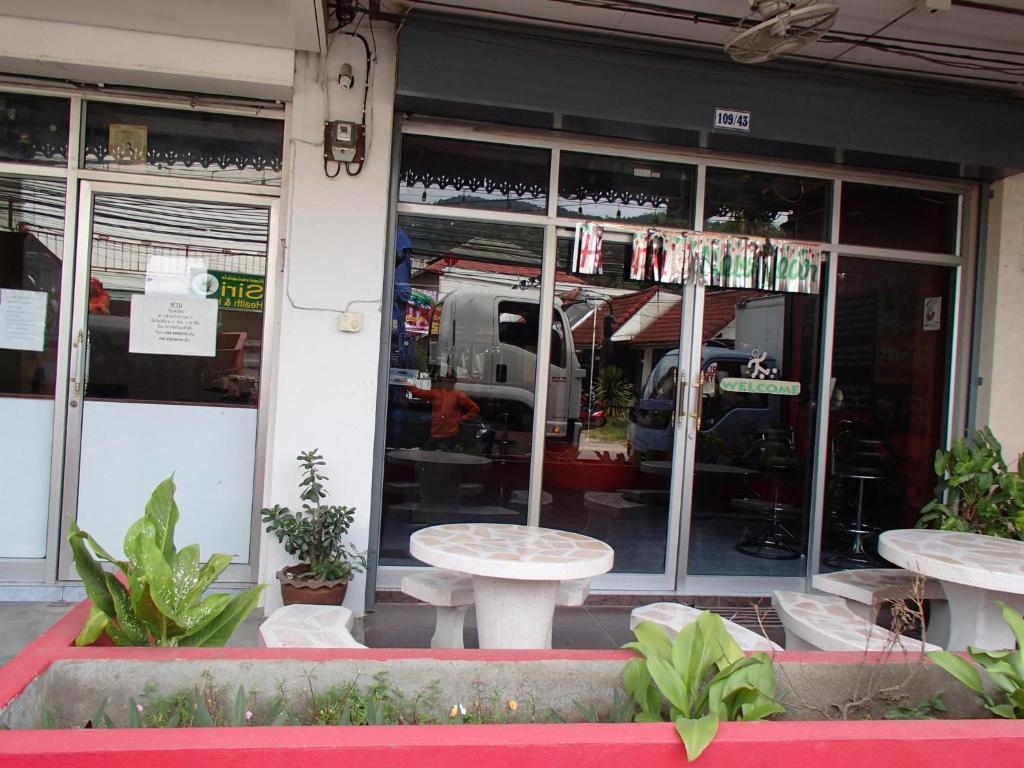 Little Austria Tams Guesthouse Bãi biển Chaweng Ngoại thất bức ảnh