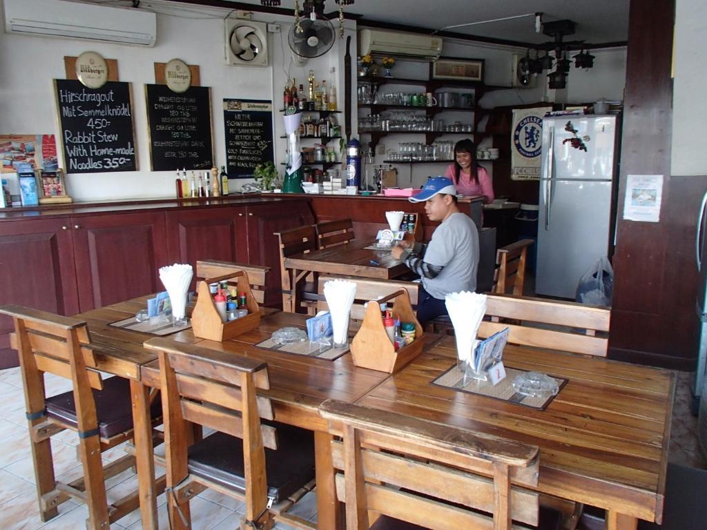 Little Austria Tams Guesthouse Bãi biển Chaweng Ngoại thất bức ảnh
