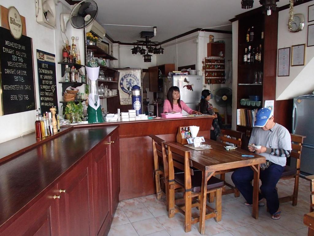 Little Austria Tams Guesthouse Bãi biển Chaweng Ngoại thất bức ảnh