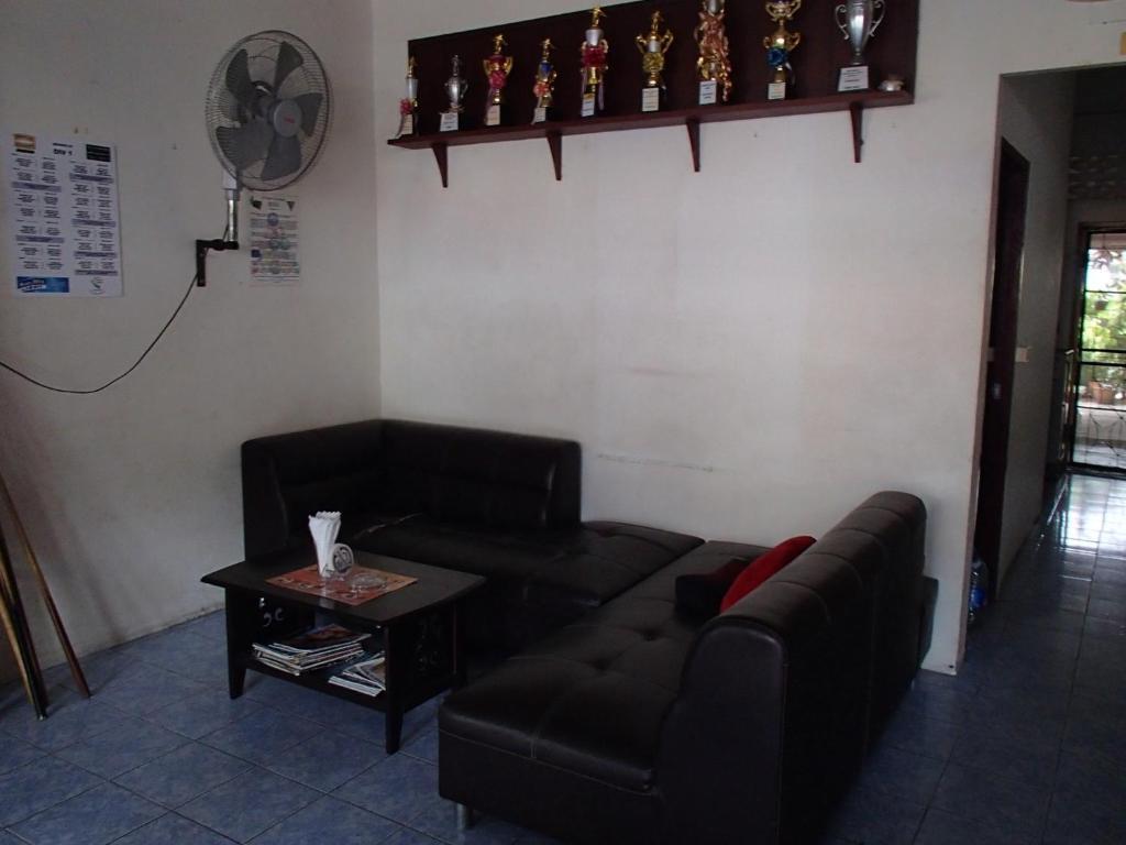 Little Austria Tams Guesthouse Bãi biển Chaweng Ngoại thất bức ảnh
