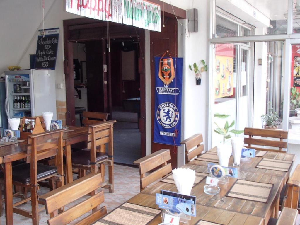 Little Austria Tams Guesthouse Bãi biển Chaweng Ngoại thất bức ảnh