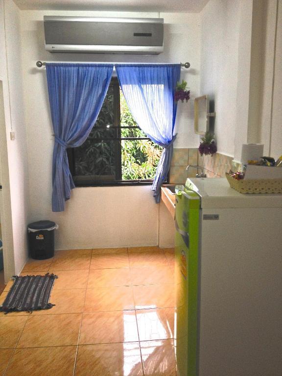 Little Austria Tams Guesthouse Bãi biển Chaweng Phòng bức ảnh