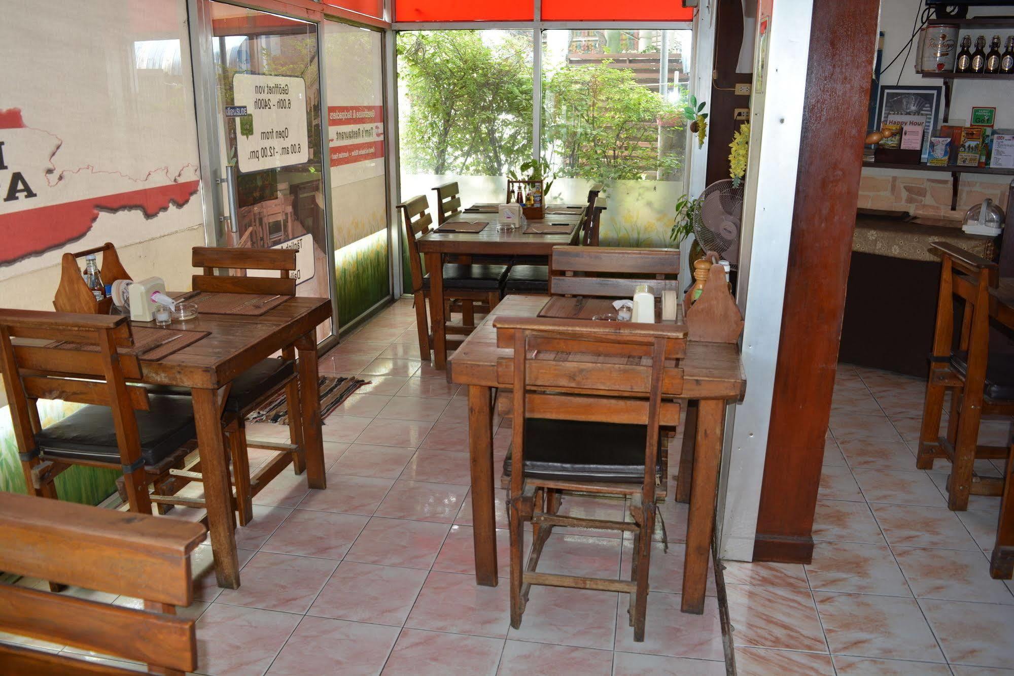 Little Austria Tams Guesthouse Bãi biển Chaweng Ngoại thất bức ảnh