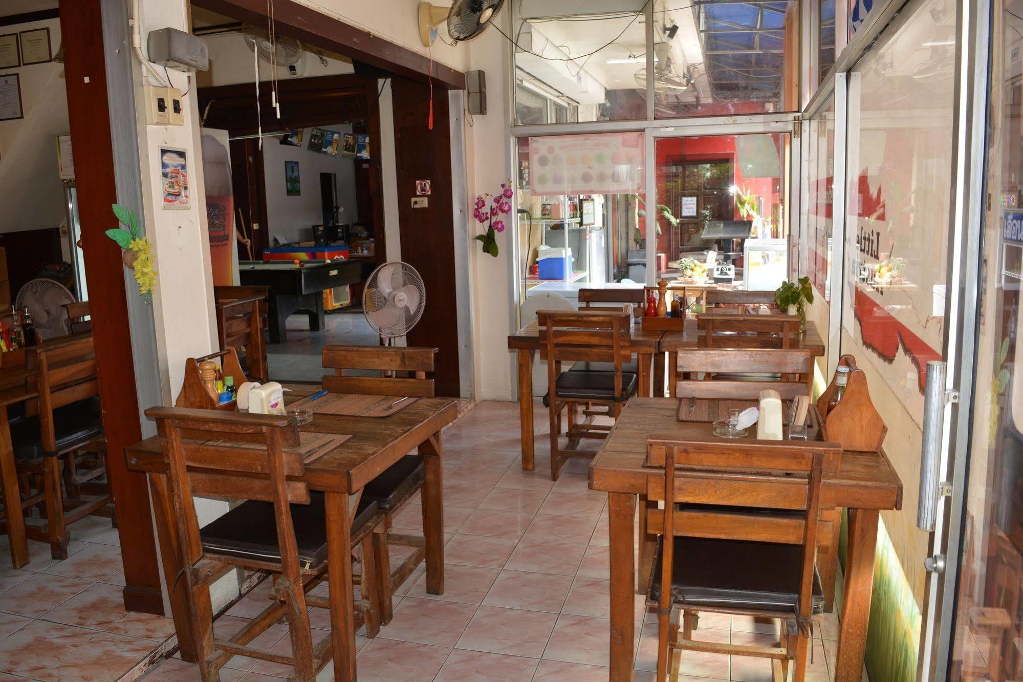 Little Austria Tams Guesthouse Bãi biển Chaweng Ngoại thất bức ảnh