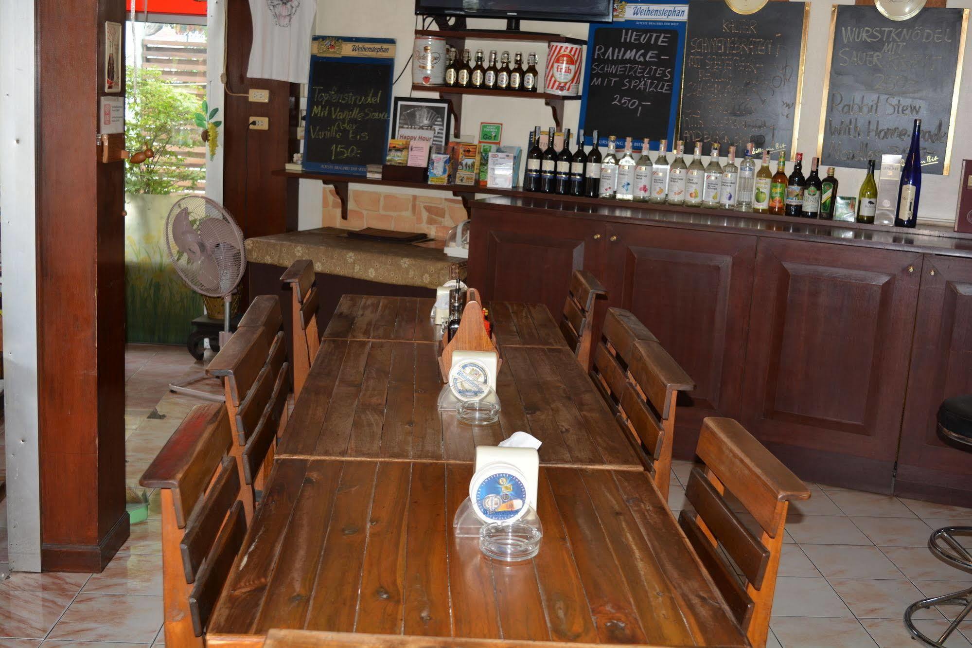 Little Austria Tams Guesthouse Bãi biển Chaweng Ngoại thất bức ảnh