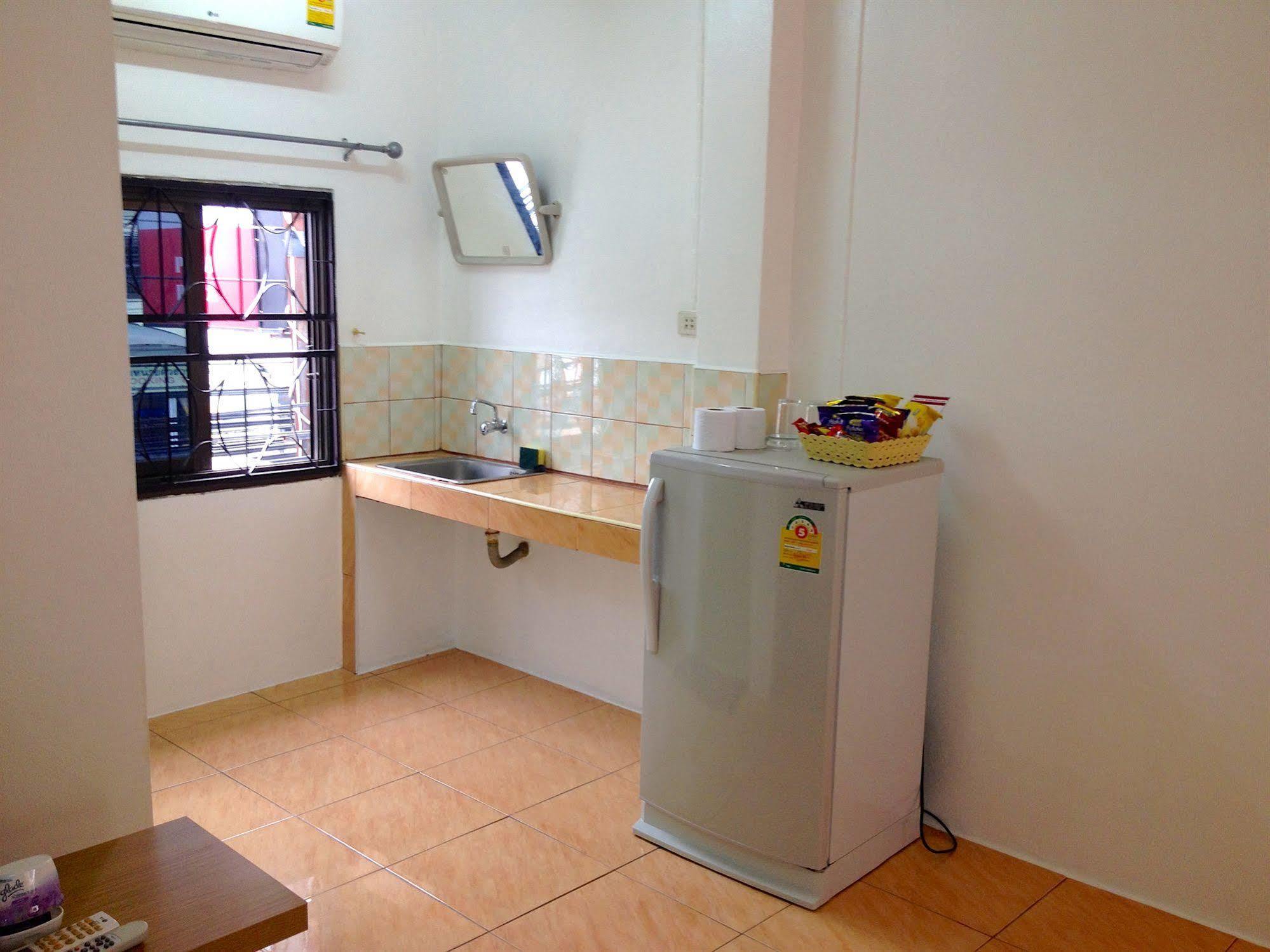 Little Austria Tams Guesthouse Bãi biển Chaweng Ngoại thất bức ảnh