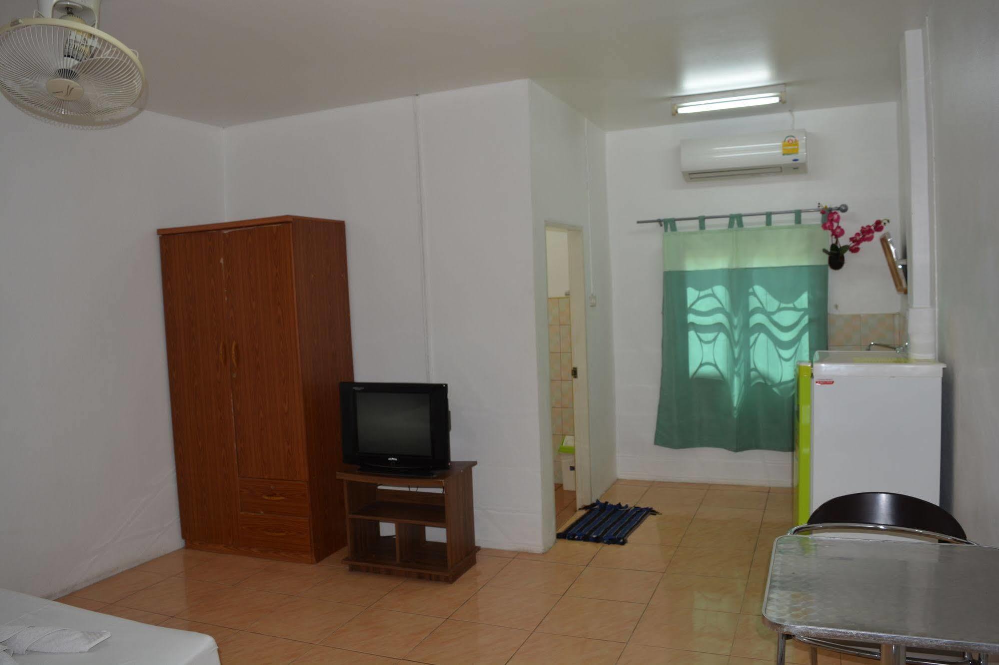 Little Austria Tams Guesthouse Bãi biển Chaweng Ngoại thất bức ảnh