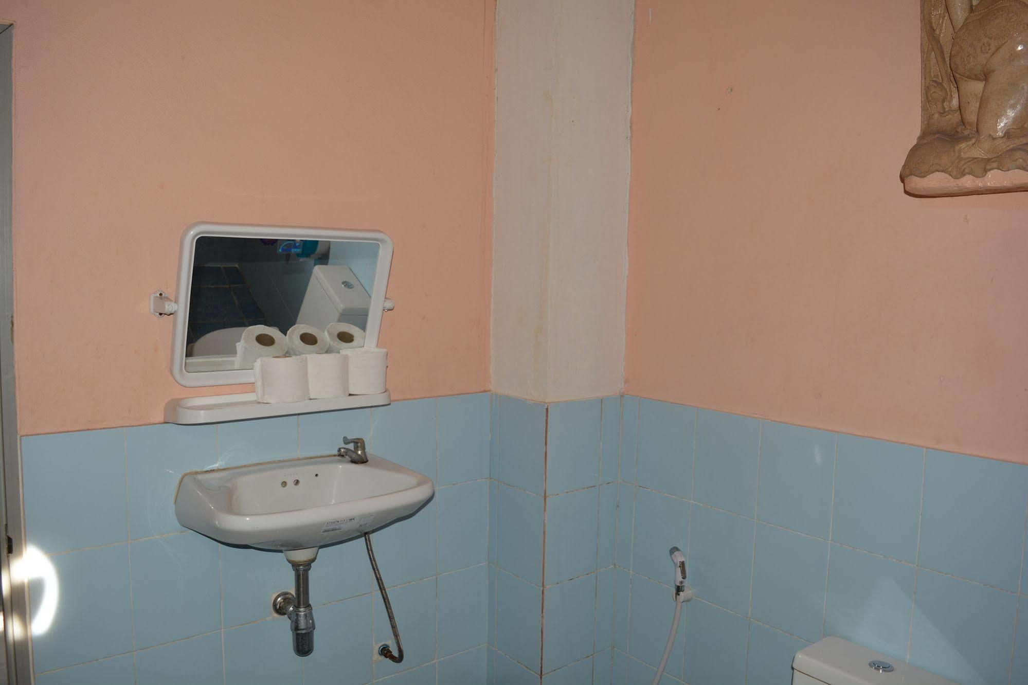 Little Austria Tams Guesthouse Bãi biển Chaweng Ngoại thất bức ảnh