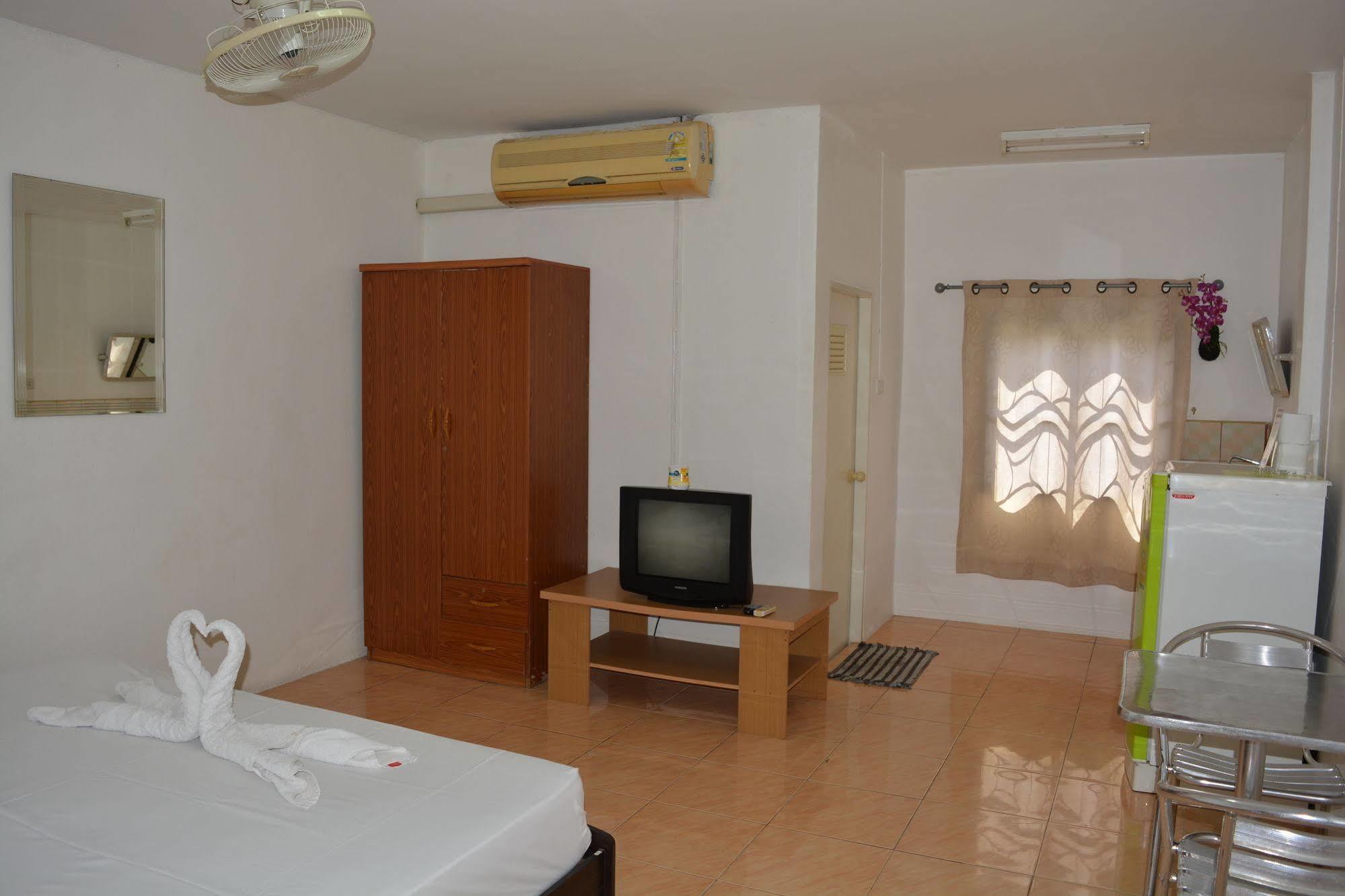 Little Austria Tams Guesthouse Bãi biển Chaweng Ngoại thất bức ảnh