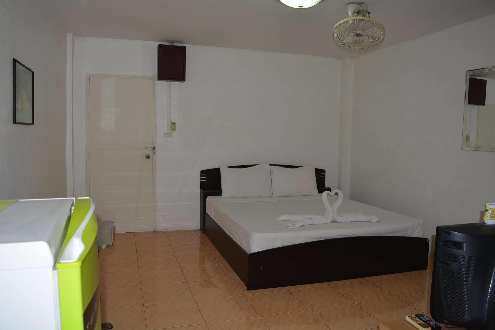 Little Austria Tams Guesthouse Bãi biển Chaweng Ngoại thất bức ảnh