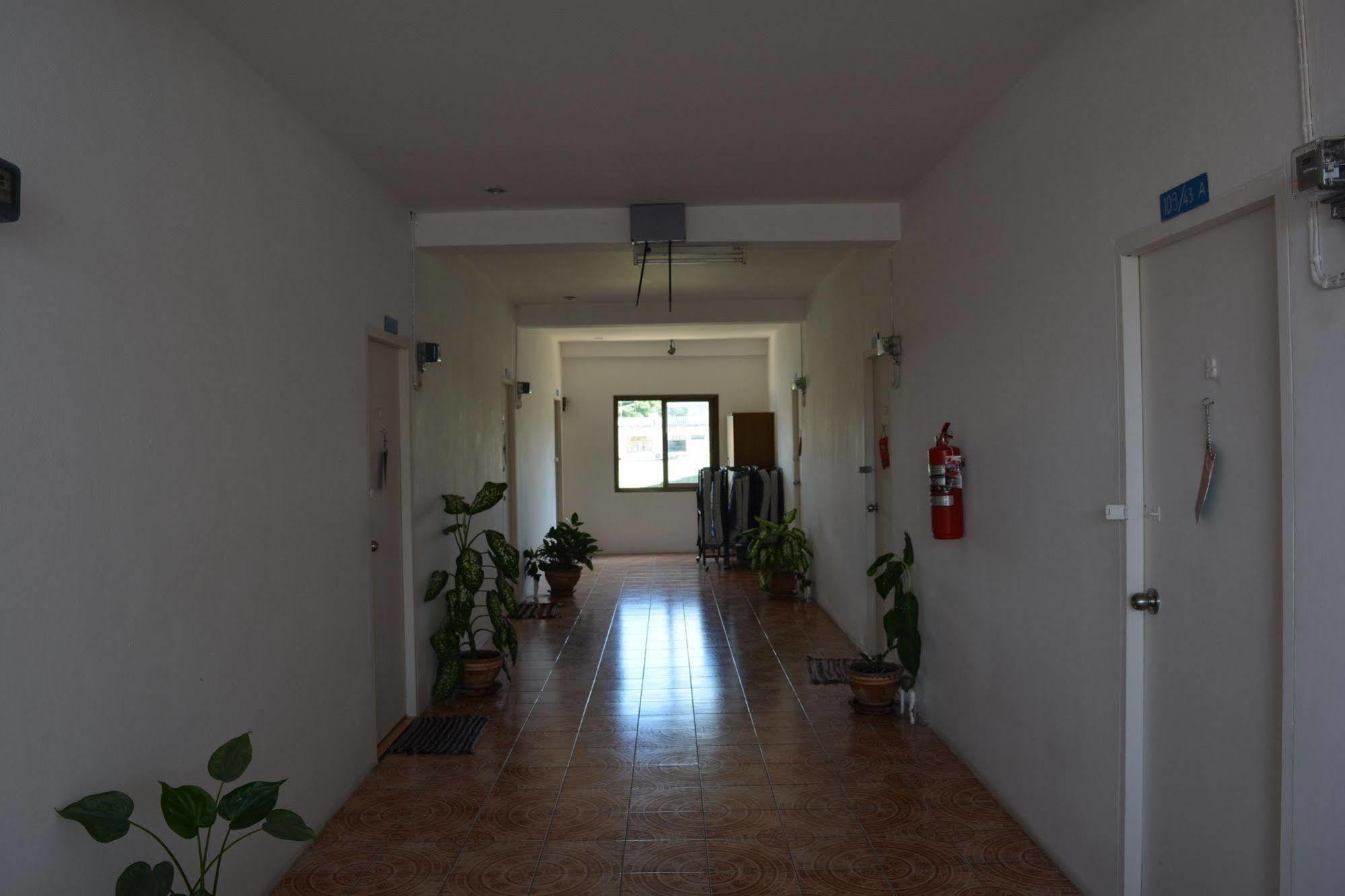 Little Austria Tams Guesthouse Bãi biển Chaweng Ngoại thất bức ảnh