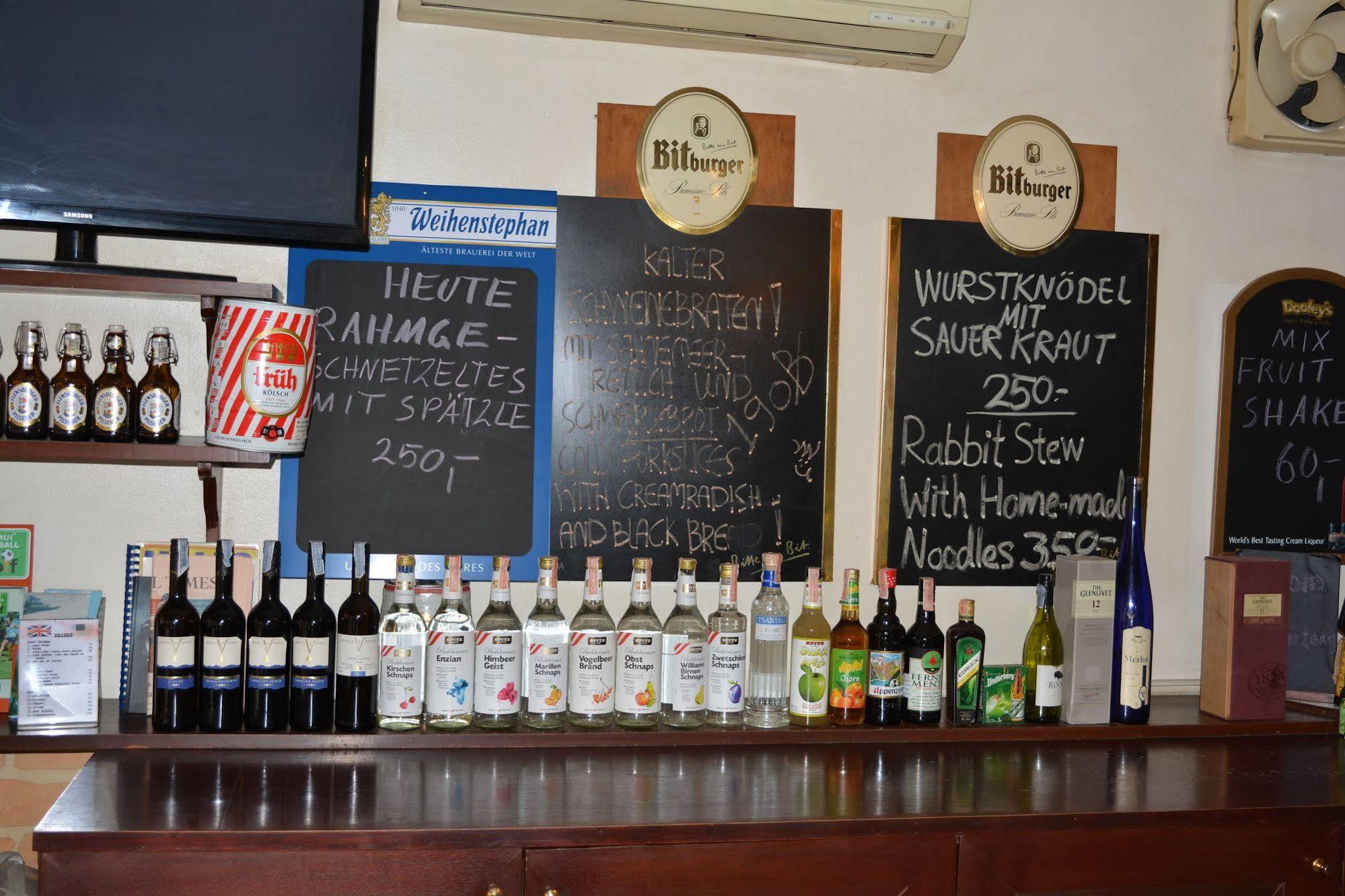 Little Austria Tams Guesthouse Bãi biển Chaweng Ngoại thất bức ảnh