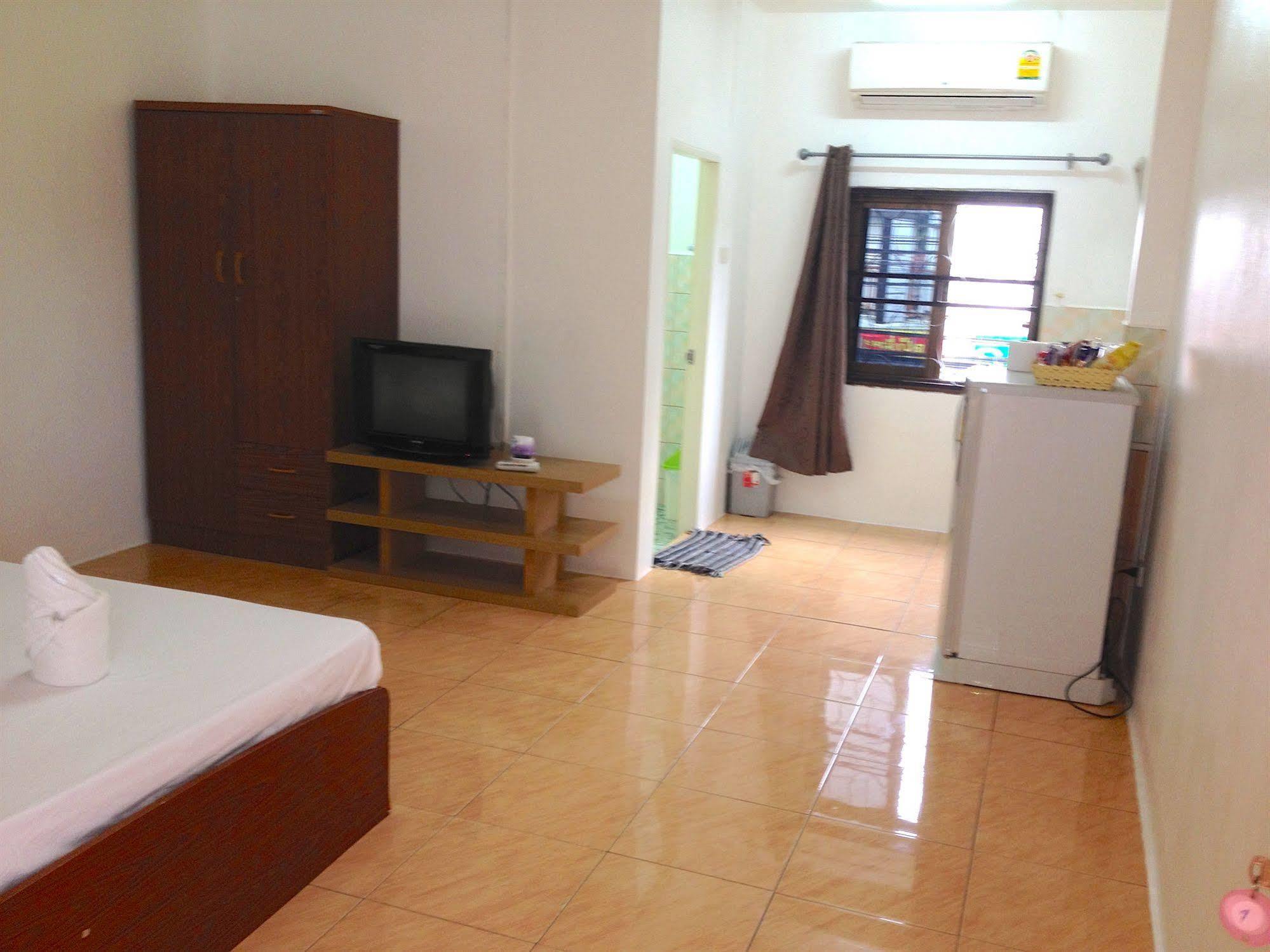 Little Austria Tams Guesthouse Bãi biển Chaweng Ngoại thất bức ảnh