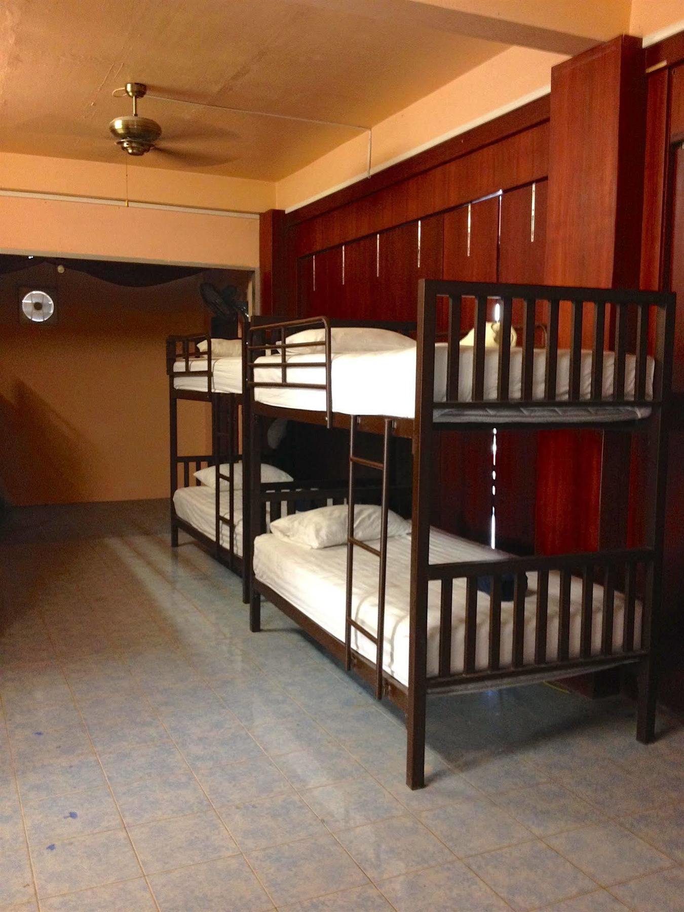 Little Austria Tams Guesthouse Bãi biển Chaweng Ngoại thất bức ảnh