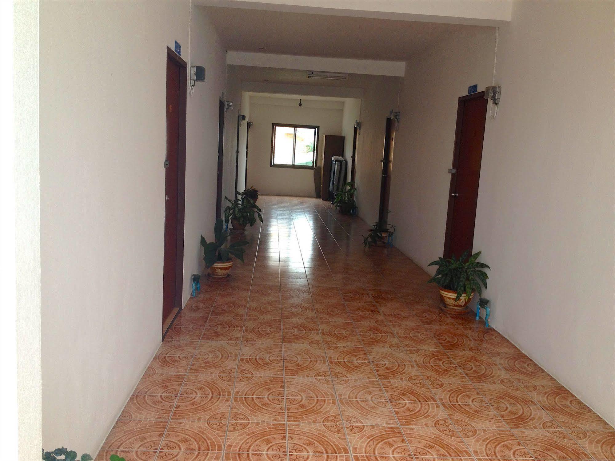 Little Austria Tams Guesthouse Bãi biển Chaweng Ngoại thất bức ảnh