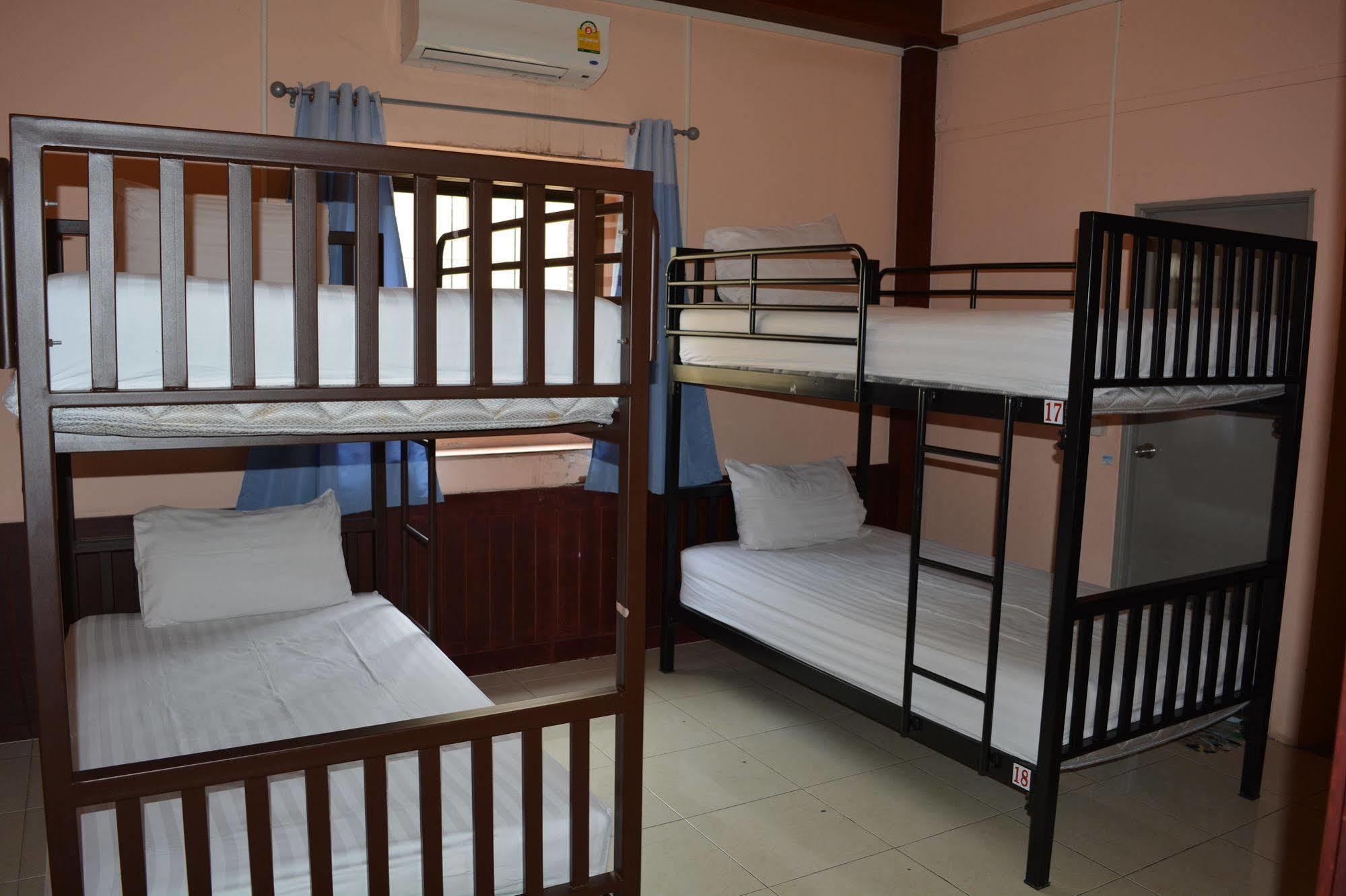 Little Austria Tams Guesthouse Bãi biển Chaweng Ngoại thất bức ảnh