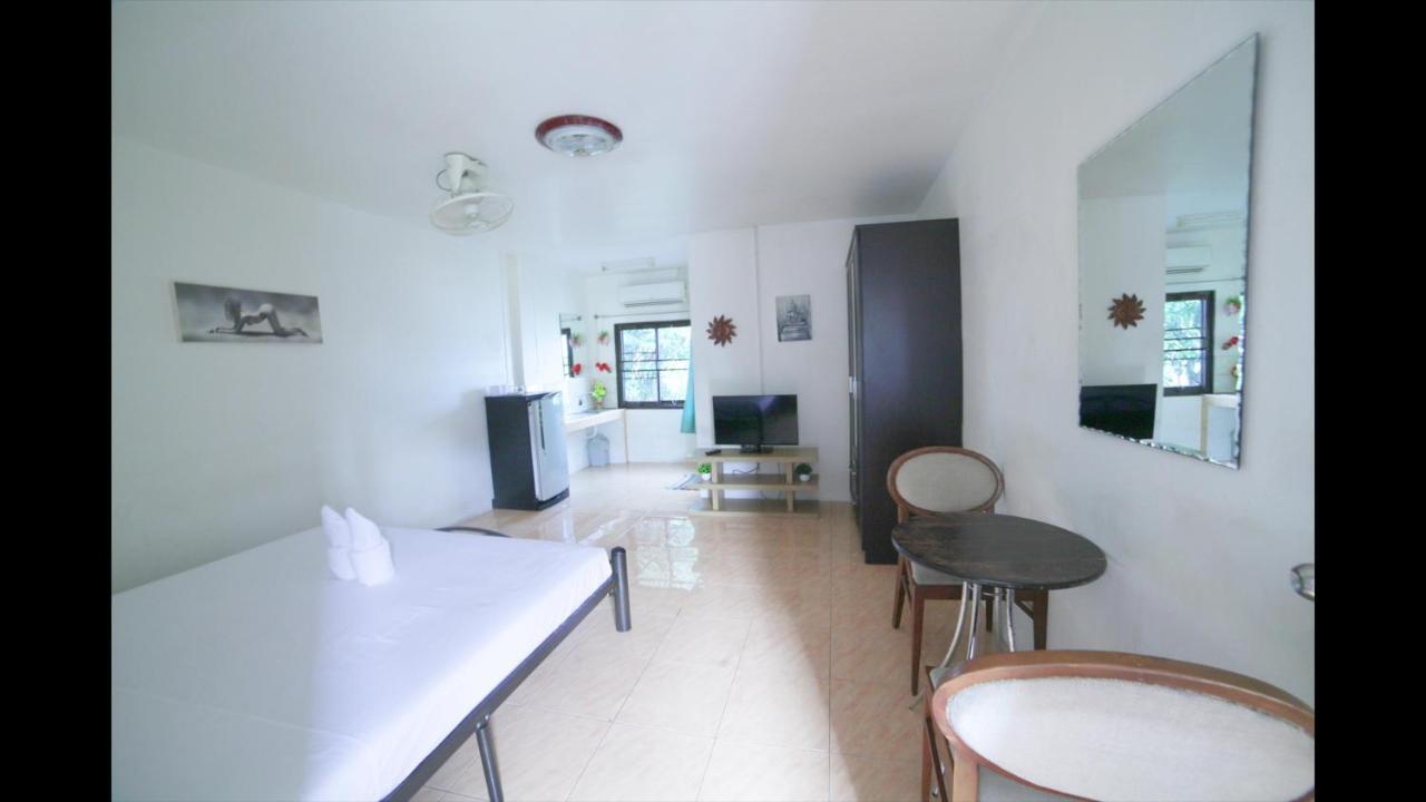 Little Austria Tams Guesthouse Bãi biển Chaweng Ngoại thất bức ảnh